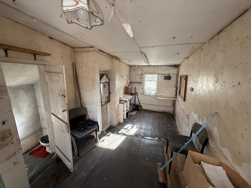 Lot: 86 - PAIR OF SHOPS AND TWO FLATS FOR REFURBISHMENT - Room twelve